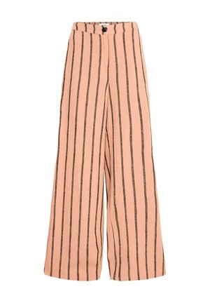 Pantalons à jambes larges en tissu rose clair avec des rayures verticales marron, dotés d'une fermeture à bouton à la taille. Texture lisse, design décontracté.