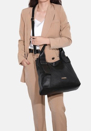 Sac à main en cuir noir avec finition texturée, poignées doubles et bandoulière réglable. Détail en métal près du haut, accent carré.
