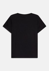 T-shirt noir à manches courtes, fabriqué en tissu doux, avec un col rond et une coupe décontractée. Texture lisse sans motifs visibles.