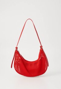 Κόκκινη τσάντα χειρός από δίχτυ με καμπυλωτό σχήμα και μια ενιαία λουράκι ώμου, με κλείσιμο με φερμουάρ και λεπτομέρειες από λείο δέρμα.