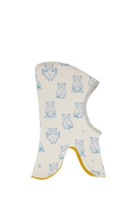 Katoenen balaclava in lichtcrème met blauwe uilenpatronen. Voorzien van grijze afwerking en een gele rand aan de onderkant voor contrast.