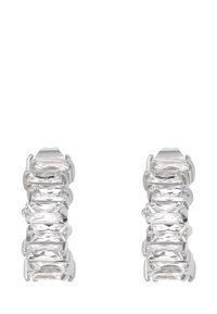 Pendientes de cristal transparente con un diseño de barra que presenta formas rectangulares y alargadas alternas, montados en metal de tono plateado pulido.