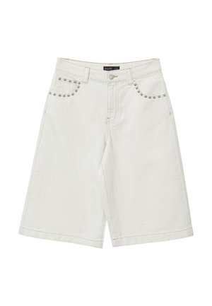 Weiße Denim-Bermudas mit silbernen Nietenverzierungen um die vorderen Taschen und einem Knopf- sowie Reißverschluss am Bund.