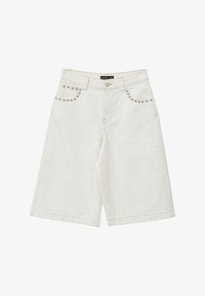 Weiße Denim-Bermudas mit silbernen Nietenverzierungen um die vorderen Taschen und einem Knopf- sowie Reißverschluss am Bund.