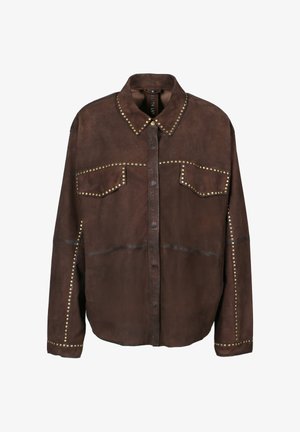 Ruskea nubukipaita, jossa on kauluspaita, kultaiset niitit olkapäillä, taskuissa ja sivuilla. Napillinen etuosa, rento malli.