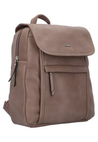 Mochila de imitación de cuero marrón con tapa, bolsillo frontal con cremallera, bolsillos laterales y un logo sutil. Textura suave y forma rectangular.