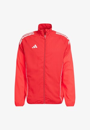 Rote Windbreaker-Jacke mit einem durchgehenden Reißverschluss an der Vorderseite, weißen Streifen auf den Schultern und seitlichen Taschen. Hergestellt aus leichtem Stoff mit glatter Textur.
