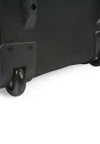 Maleta negra con ruedas fabricada en tejido texturizado. Cuenta con esquinas de plástico duradero y ruedas suaves y giratorias para facilitar la movilidad.
