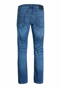 Modré džínové kalhoty se dvěma zadními kapsami, našitými detaily a černou značkovou nášivkou na pasu, zobrazené zezadu.