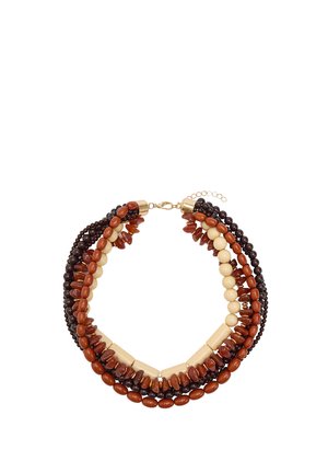 Naszyjnik z wieloma rzędami, z brązowymi, beżowymi i czerwonawymi koralikami o różnych kształtach, z złotym zapięciem i przedłużką.