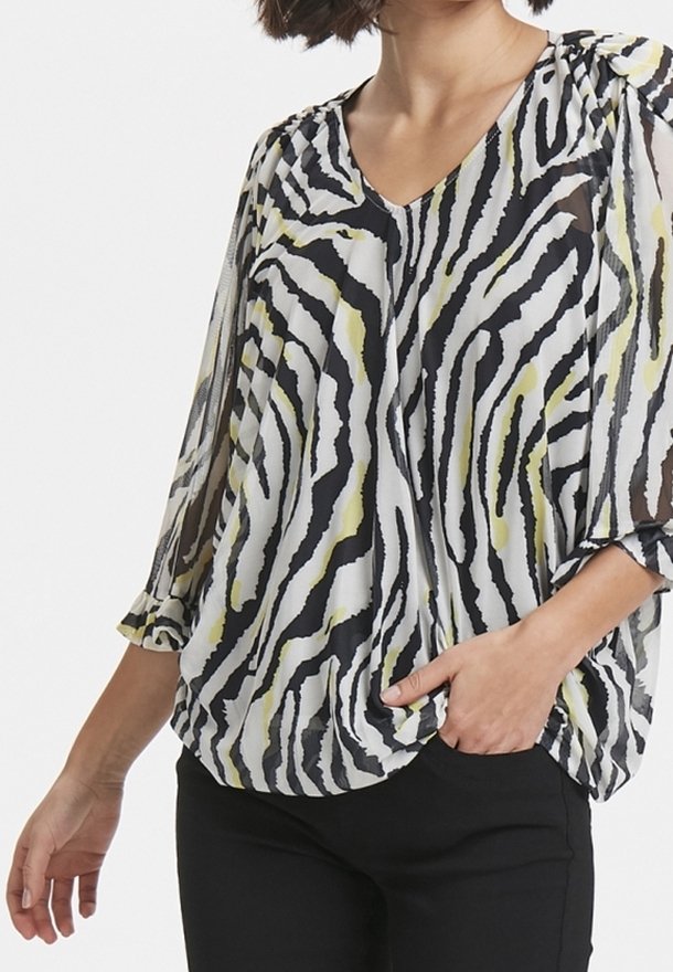 Černobílé pruhované blůza s žlutými akcenty, lehký materiál, výstřih do V, tříčtvrteční rukávy a volný střih.