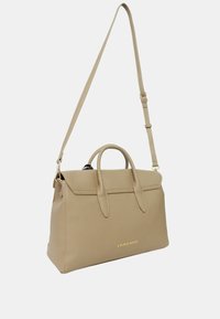 Borsa a mano in pelle beige con design strutturato, manici superiori e tracolla regolabile, caratterizzata da dettagli in oro e logo in rilievo.