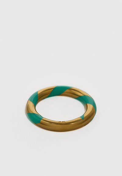 Χρυσό και πράσινο ριγωτό κυκλικό βραχιόλι με λεία, γυαλιστερή επιφάνεια, τοποθετημένο σε λευκό φόντο.
