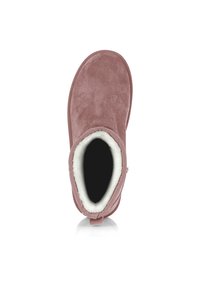 Stivale alla caviglia in suede rosa con una morbida fodera in finta pelliccia bianca, punta rotonda e dettagli di cucitura intorno al collo. Suola piatta senza hardware visibile.