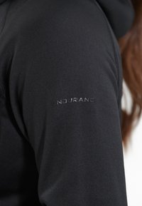 Zwarte sportieve hoodie met een gladde textuur en een aansluitend ontwerp. "ENDURANCE" logo in glanzend zwart op de linkermouw.