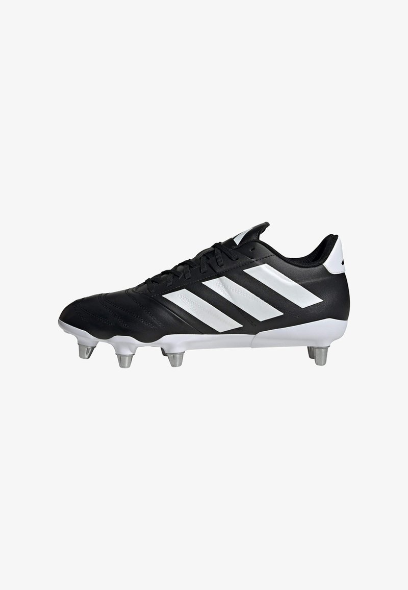 Crampons de football noirs avec un design à trois bandes blanches, dotés d'une tige en cuir texturé, d'un système de laçage et de crampons en métal pour une meilleure traction.