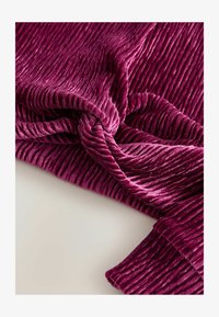 Kijelölve, burgundy red