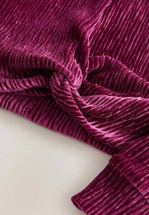 Zerknitterter Samtstoff, tief magentafarben, mit einer gerippten Textur, weichen Falten und einer glatten Oberfläche, ideal zum Drapieren oder für Kleidung.