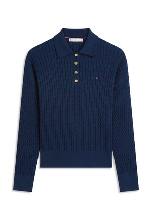 Granatowa, dzianinowa koszulka polo z długim rękawem, złotymi guzikami i małym czerwono-biało-niebieskim logo na piersi.