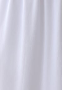 Biela tkanina s textúrovaným, jemným rebrovaným vzorom. Materiál sa zdá byť ľahký a hladký, jemne sa splýva bez viditeľných švov.