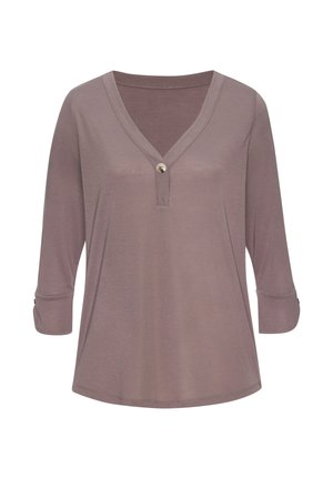 Lila langärmeliges Oberteil mit V-Ausschnitt, Einzelknopfverschluss und hochgekrempelten Ärmeln mit Riegeln auf Dreiviertellänge.