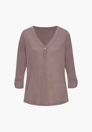 Lila langärmeliges Oberteil mit V-Ausschnitt, Einzelknopfverschluss und hochgekrempelten Ärmeln mit Riegeln auf Dreiviertellänge.
