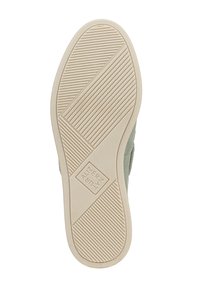 Sohle eines Schuhs aus hellbeigem Gummi mit strukturiertem Grip-Muster; zeigt ein mintgrünes Wildleder-Oberteil, das an der Seite sichtbar ist.