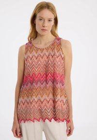Ärmelloses Oberteil im mehrfarbigen Zickzackmuster, das Nuancen von Pink, Orange und Beige aufweist. Weiche Textur mit gewelltem Saum.