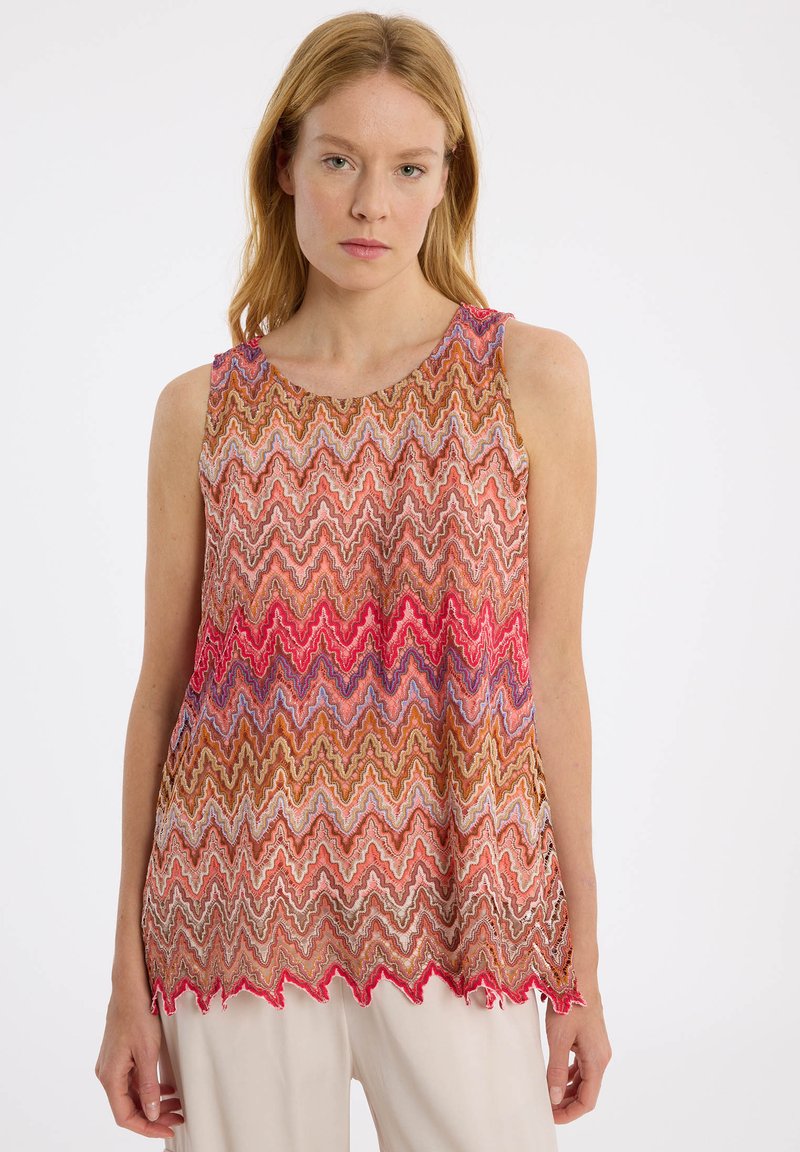 Ärmelloses Oberteil im mehrfarbigen Zickzackmuster, das Nuancen von Pink, Orange und Beige aufweist. Weiche Textur mit gewelltem Saum.