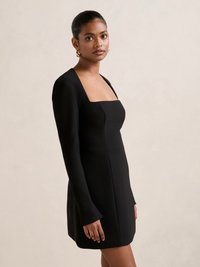 Schwarzes, langärmliges Minikleid mit quadratischem Ausschnitt und figurbetonter Schnittform. Glatter Stoff und klare Linien betonen die Silhouette.