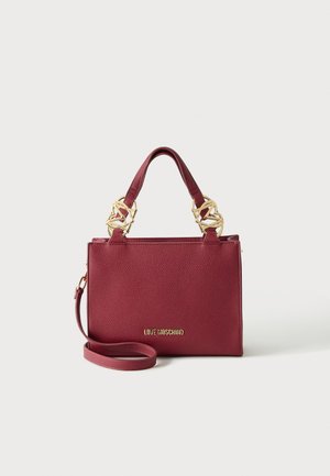 Sac à main en cuir rouge texturé avec double poignées ornées de maillons de chaîne dorés et une bandoulière amovible, signé Love Moschino en lettres dorées.