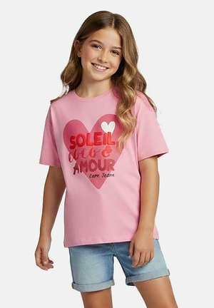 Lichtroze katoenen T-shirt met een hartgrafiek; tekst in rood en wit met de woorden "SOLEIL, L'AMOUR" en "Cape Jeann" op de voorkant.