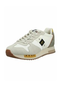 Sneaker in camoscio bianco e beige con lacci beige, suola marrone e un'etichetta nera con la scritta "Blauer U.S.A" sul pannello laterale.