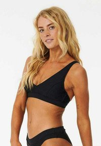 Set di bikini nero con design a coste testurizzato e spalline larghe. Il top presenta una scollatura aV e i pantaloni hanno un taglio a vita bassa.