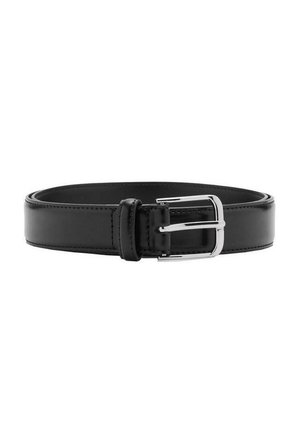 Ceinture en cuir noir avec coutures visibles et boucle argentée brillante, posée à plat en position enroulée sur un fond blanc.