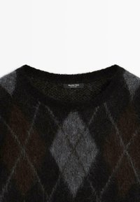 Maglione con motivo argyle in nero, grigio e marrone, con scollo rotondo. Texture morbida, etichettato "Massimo Dutti", che mostra l'artigianato della maglieria.