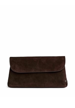 Pochette rectangulaire en daim marron foncé avec fermeture à rabat et détails de couture subtils sur fond blanc.