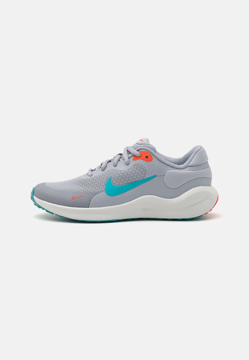 Zapatilla de running Nike gris con parte superior de malla, swoosh turquesa, acentos naranjas y una entresuela blanca con una suela texturizada.