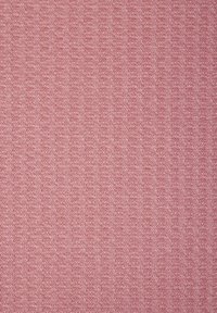 Pletivo v mehki rožnati barvi z teksturiranim rebrastim vzorcem. Material prikazuje gladek zaključek in dosledno usklajenost šivov skozi vse. 