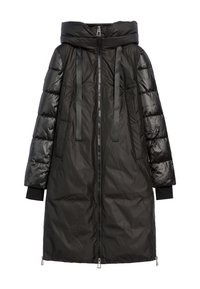 Długa czarna puchowa kurtka z błyszczącymi pikowanymi rękawami, dużym kapturem, przednim zamkiem błyskawicznym, czarnymi troczkami i bocznymi zamkami przy krawędzi.