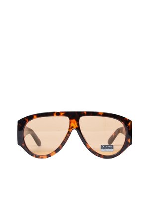 Occhiali da sole oversize con montatura tartarugata e lenti marrone chiaro etichettati con UV400 e protezione UV al 100%.