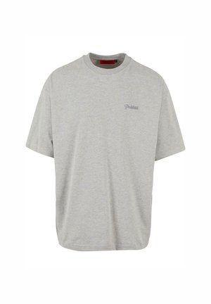 T-shirt grigio a maniche corte realizzato in un mix di cotone. Presenta un collo rotondo e un logo minimalista sul petto. Vestibilità classica.