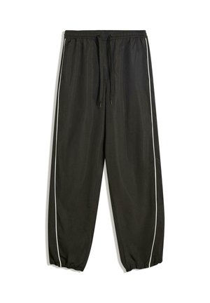 Pantaloni de trening negri cu talie elastică, șnur ajustabil și dungi albe pe laterale. Manșetele sunt elasticizate. Material ușor, neted.
