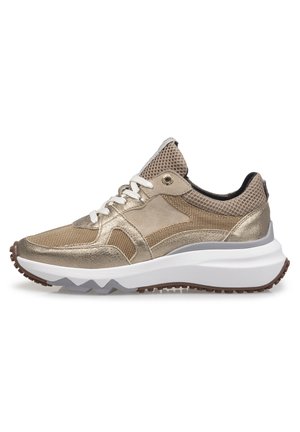Zapatillas deportivas metálicas doradas con capas de malla y sintéticas, media suela blanca, suela texturizada marrón y acentos de cordones en contraste.