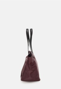 Borsa a spalla color marrone con manici neri eleganti, realizzata in materiale liscio e lucido. Presenta una chiusura con zip e una forma a corpo arrotondato.