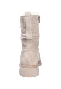 Stivaletto in suede beige con superficie texturizzata, chiusura con zip e fodera morbida, caratterizzato da un dettaglio a cinturino intorno al mezzo suole.