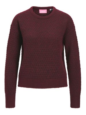 Weinroter Strickpullover mit strukturiertem Muster, rundem Ausschnitt und langen Ärmeln. Gerippte Bündchen und Saum. Etikett am Halsausschnitt sichtbar.