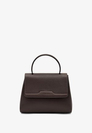 Bolso de mano de cuero marrón con superficie texturizada, forma estructurada, asa superior y solapa frontal. Presenta un detalle sutil del logo en la solapa.