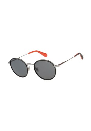 Runde schwarze Sonnenbrille mit dünnen silbernen Rahmen und orangefarbenen Bügelenden, vor weißem Hintergrund gezeigt.