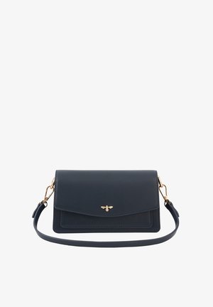 Navy-blaues Leder-Crossbody-Bag mit goldfarbenem Bienenakzent, flaches Design, verstellbarer Riemen und Klappenverschluss. Glatte Textur und saubere Kanten.
